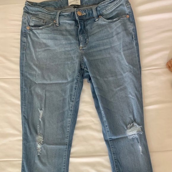 Mid-Rise Distressed Jeans w/ frayed ankle - Picture 2 of 7